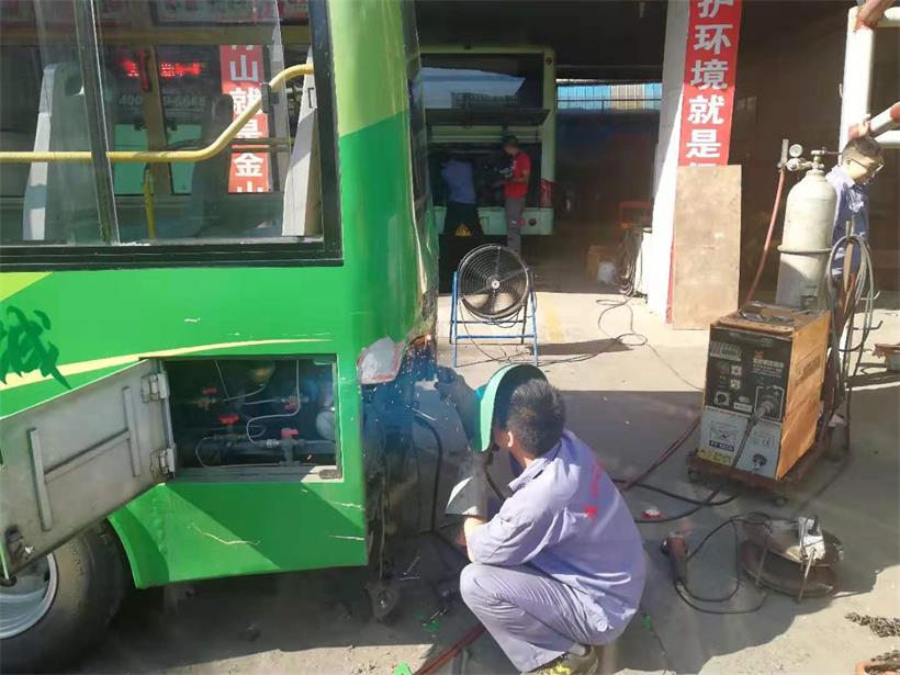 鈑金工，修復車身.jpg