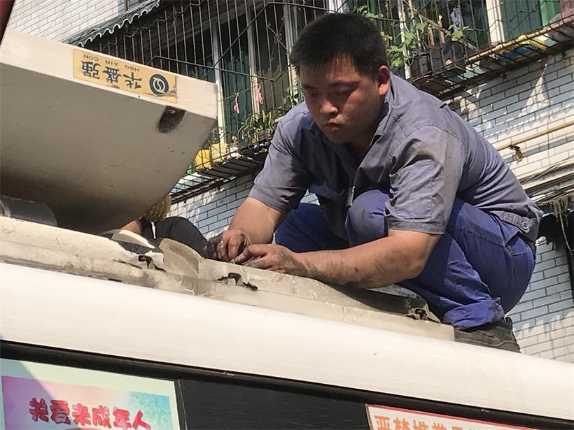 電工，檢修車輛空調(diào).jpg
